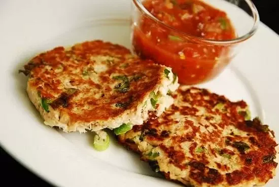 Tuna cakes with lemon dill sauce - Drizzle Me Skinny!