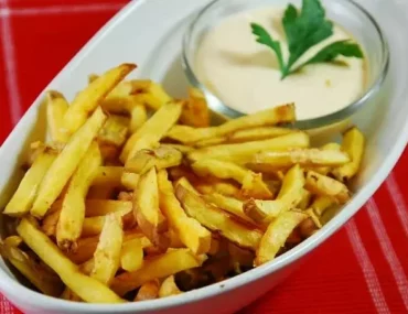 baked fries with garlic cheese sauce