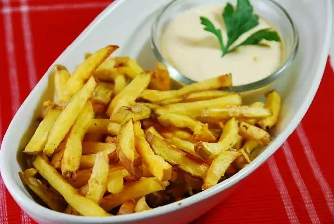 baked fries with garlic cheese sauce