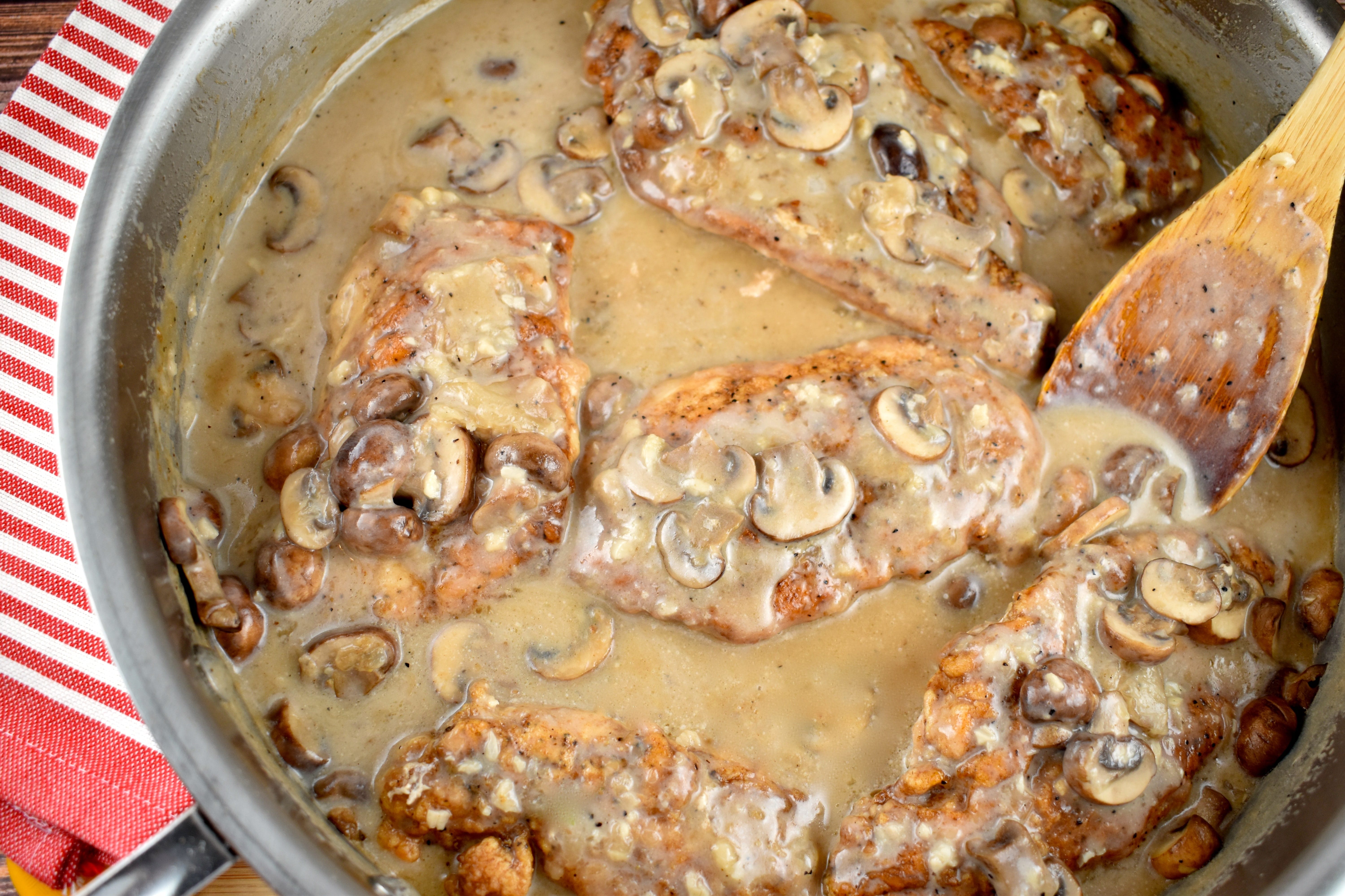Creamy Mushroom Garlic Chicken Recipe - 6 Points | LaaLoosh